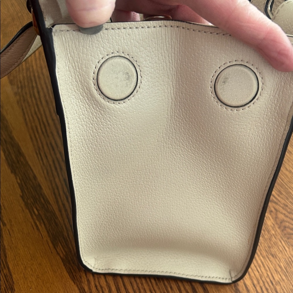 Gucci Elegant Cream Handbag with Butterfly Accent and Gucci Strap - Picture 7 of 12